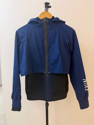 Chaqueta Nike técnica con capucha