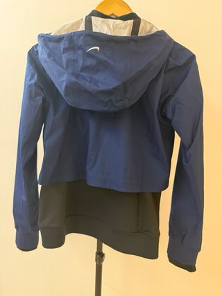 Chaqueta Nike técnica con capucha
