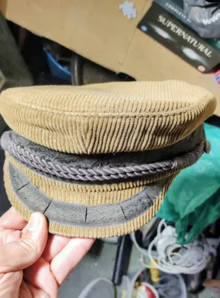 Gorra de pana marrón y gris