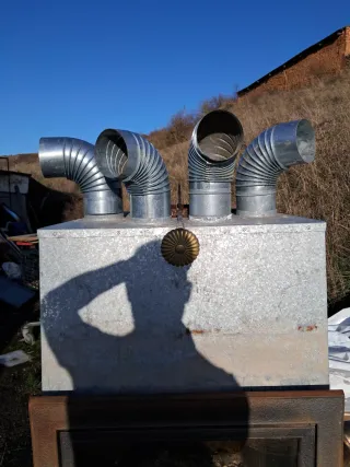 Chimenea de leña metálica con tubos