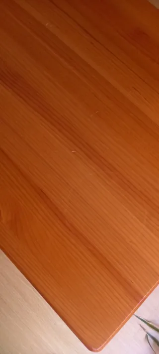 Mesa de centro de madera con cajón