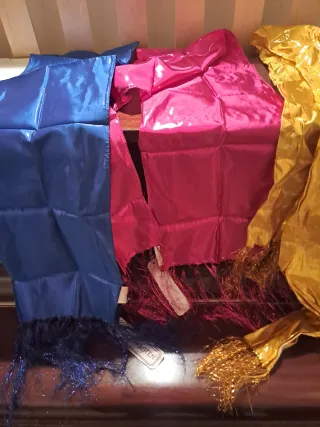 Sciarpe con frange blu e fucsia e giallo