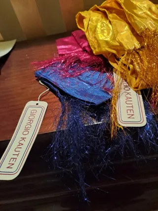 Sciarpe con frange blu e fucsia e giallo