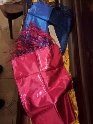 Sciarpe con frange blu e fucsia e giallo