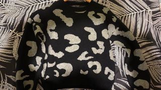 Jersey estampado leopardo negro y gris