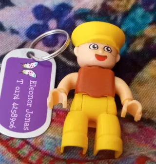 Muñeco  niño amarillo más  llavero