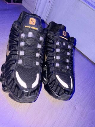Nike Shox TL negras y doradas