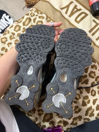 Nike Shox TL negras y doradas