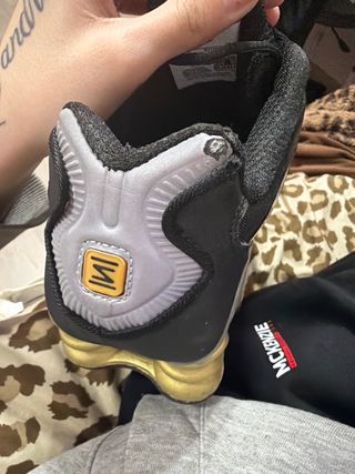 Nike Shox TL negras y doradas