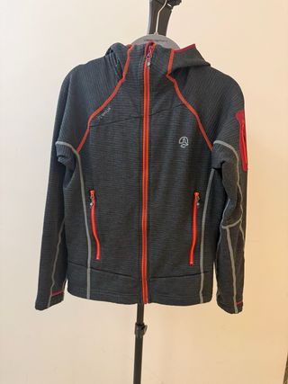 Chaqueta Ternua con capucha gris y detalles rojos