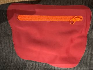 Chaqueta Ternua con capucha gris y detalles rojos