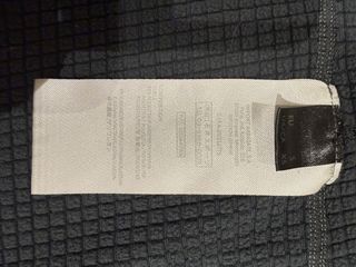 Chaqueta Ternua con capucha gris y detalles rojos