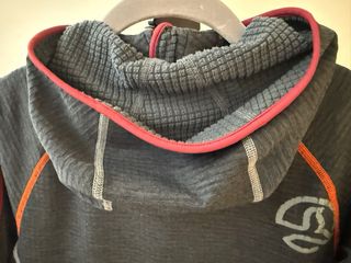 Chaqueta Ternua con capucha gris y detalles rojos