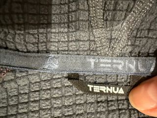 Chaqueta Ternua con capucha gris y detalles rojos