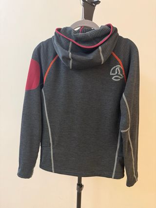 Chaqueta Ternua con capucha gris y detalles rojos