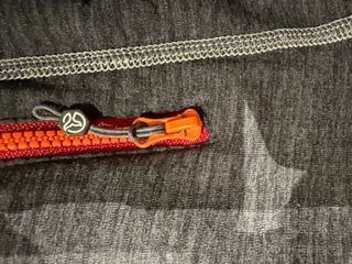 Chaqueta Ternua con capucha gris y detalles rojos