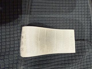 Chaqueta Ternua con capucha gris y detalles rojos