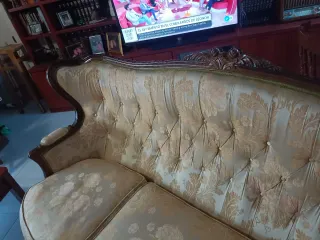 Sofá Clásico 2 Plazas Madera y Tejido Adamascado.