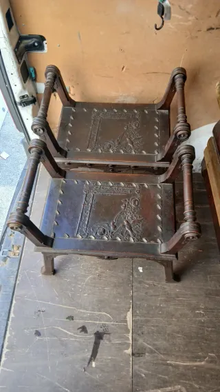 Par de Sillas Antiguas Madera y Cuero
