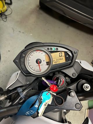 Kawasaki Z750 Naked Blanca y Negra