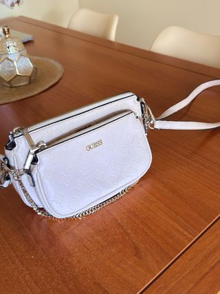 Bolso Guess blanco y dorado