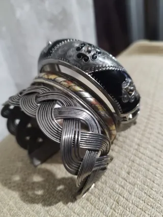 Lotede 3 pulseras plateadas y negras