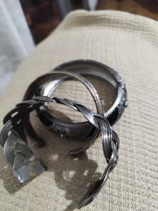 Lotede 3 pulseras plateadas y negras