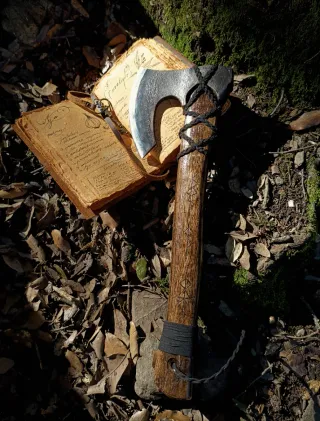 Hacha decorada a mano