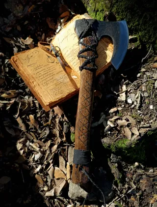 Hacha decorada a mano