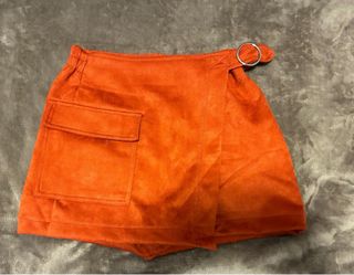 Falda pantalón naranja con cinturón