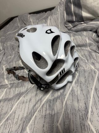 Casco de ciclismo blanco