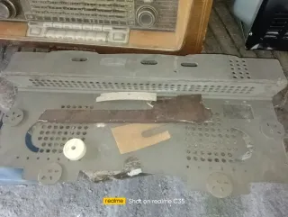 Radio antica con giradischi da riparare