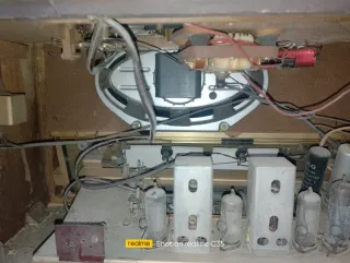 Radio antica con giradischi da riparare