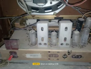 Radio antica con giradischi da riparare