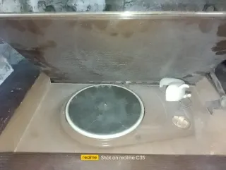 Radio antica con giradischi da riparare