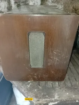 Radio antica con giradischi da riparare