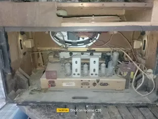 Radio antica con giradischi da riparare