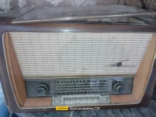 Radio antica con giradischi da riparare