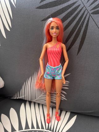 Barbie con traje de baño y shorts