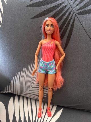 Barbie con traje de baño y shorts