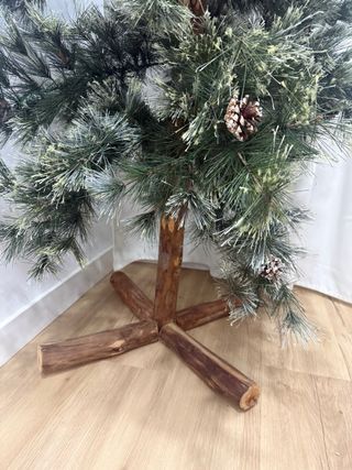 Árbol de Navidad artificial con piñas