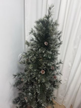 Árbol de Navidad artificial con piñas
