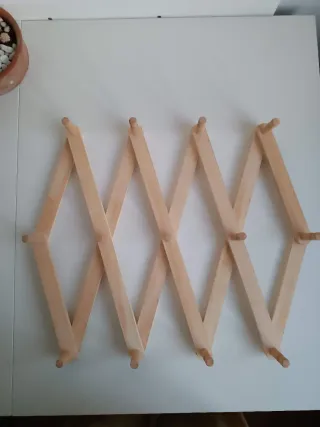Perchero de madera expandible