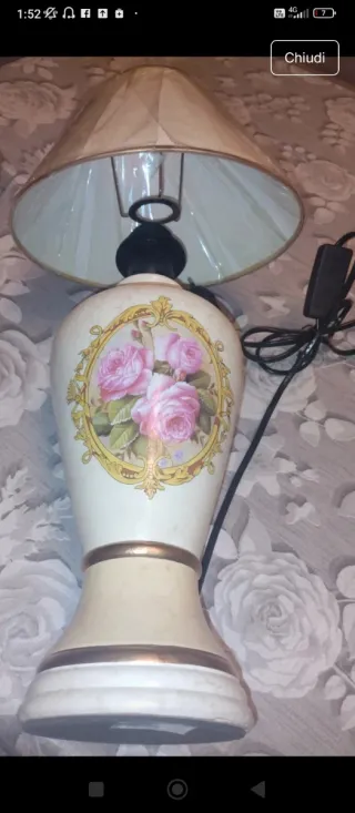 Lampada da tavolo in ceramica con rose