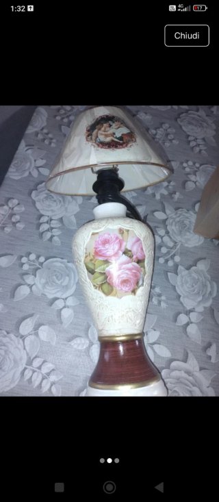 Lampada da tavolo in ceramica con rose