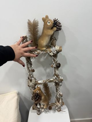 Escalera decorativa con ardillas y piñas