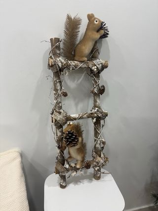 Escalera decorativa con ardillas y piñas