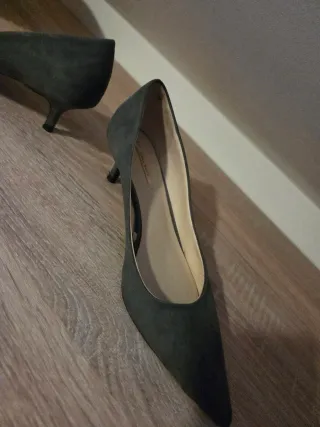 Zapatos de tacón Zara grises ante