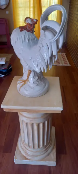 Figura Gallo con Columna Decorativa