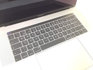 portatil apple apple macbook pro core i7 2.6 15 touchbar (2018) (a1990)